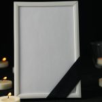 Comment créer une plaque funéraire unique en hommage à un proche ?